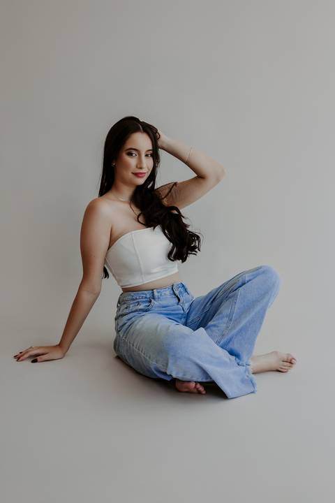 Ensaio feminino bom despacho estúdio luz natural sem flash calça jeans top branco renata bridges photo melhor fotógrafa'