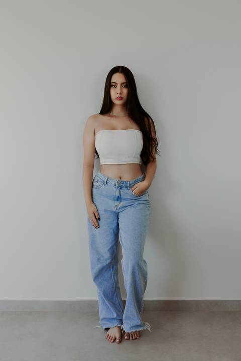 Ensaio feminino bom despacho estúdio luz natural sem flash calça jeans top branco renata bridges photo melhor fotógrafa'