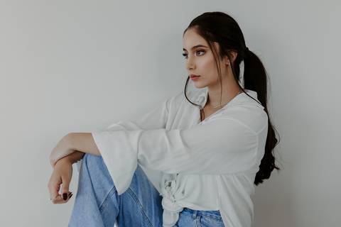 Ensaio feminino bom despacho estúdio luz natural sem flash calça jeans top branco renata bridges photo melhor fotógrafa'