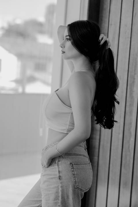 Ensaio feminino bom despacho estúdio luz natural sem flash calça jeans top branco renata bridges photo melhor fotógrafa'