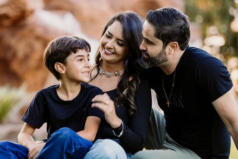 ensaio família sobrinho sobrinha filhos pais irmãos cunhada natureza árvore tarde sol renata bridges photo preto e branco foto colorida moema minas gerais '