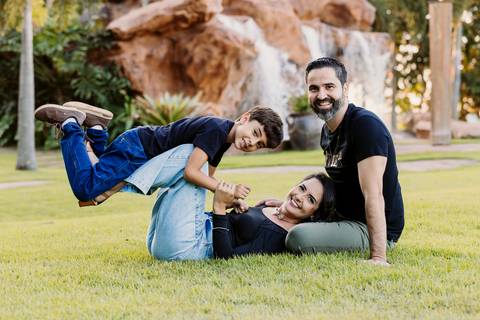 ensaio família sobrinho sobrinha filhos pais irmãos cunhada natureza árvore tarde sol renata bridges photo preto e branco foto colorida moema minas gerais '