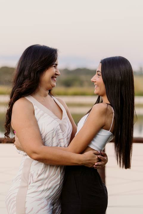 ensaio família sobrinho sobrinha filhos pais irmãos cunhada natureza árvore tarde sol renata bridges photo preto e branco foto colorida moema minas gerais '