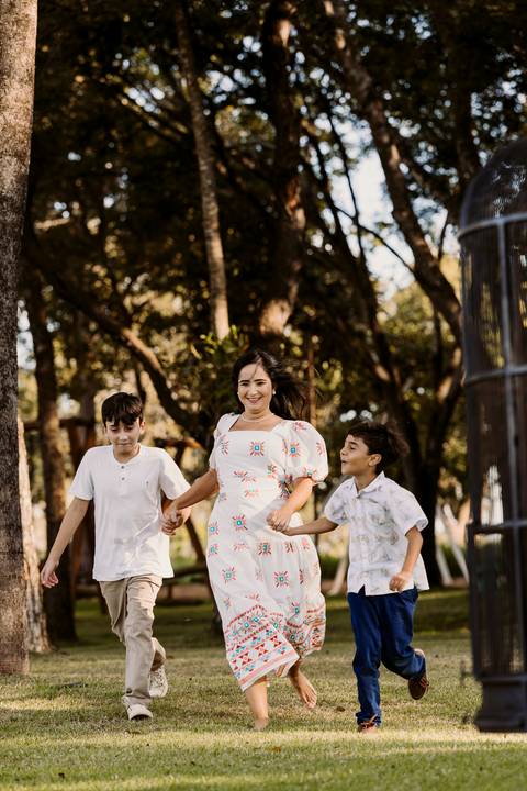 ensaio família sobrinho sobrinha filhos pais irmãos cunhada natureza árvore tarde sol renata bridges photo preto e branco foto colorida moema minas gerais '