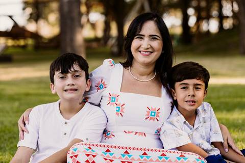 ensaio família sobrinho sobrinha filhos pais irmãos cunhada natureza árvore tarde sol renata bridges photo preto e branco foto colorida moema minas gerais '