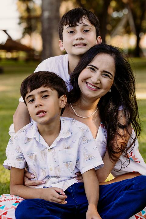 ensaio família sobrinho sobrinha filhos pais irmãos cunhada natureza árvore tarde sol renata bridges photo preto e branco foto colorida moema minas gerais '