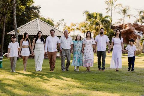 ensaio família sobrinho sobrinha filhos pais irmãos cunhada natureza árvore tarde sol renata bridges photo preto e branco foto colorida moema minas gerais '