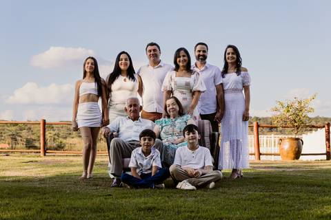 ensaio família sobrinho sobrinha filhos pais irmãos cunhada natureza árvore tarde sol renata bridges photo preto e branco foto colorida moema minas gerais '