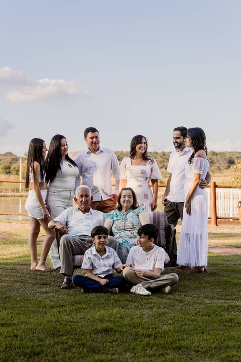 ensaio família sobrinho sobrinha filhos pais irmãos cunhada natureza árvore tarde sol renata bridges photo preto e branco foto colorida moema minas gerais '