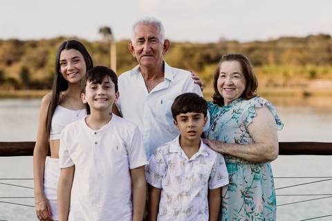 ensaio família sobrinho sobrinha filhos pais irmãos cunhada natureza árvore tarde sol renata bridges photo preto e branco foto colorida moema minas gerais '