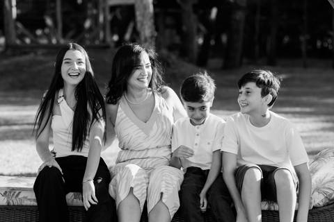 ensaio família sobrinho sobrinha filhos pais irmãos cunhada natureza árvore tarde sol renata bridges photo preto e branco foto colorida moema minas gerais '