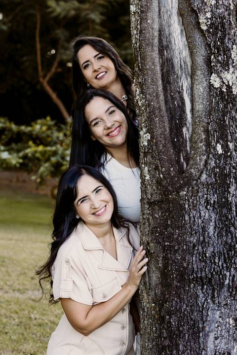 ensaio família sobrinho sobrinha filhos pais irmãos cunhada natureza árvore tarde sol renata bridges photo preto e branco foto colorida moema minas gerais '