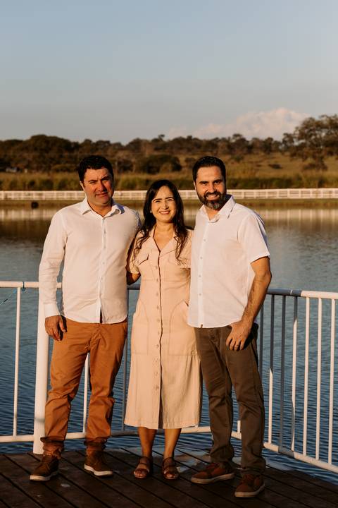 ensaio família sobrinho sobrinha filhos pais irmãos cunhada natureza árvore tarde sol renata bridges photo preto e branco foto colorida moema minas gerais '