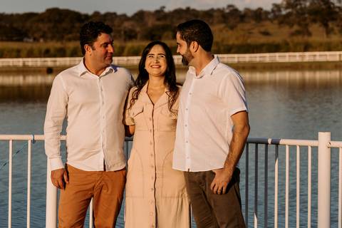 ensaio família sobrinho sobrinha filhos pais irmãos cunhada natureza árvore tarde sol renata bridges photo preto e branco foto colorida moema minas gerais '