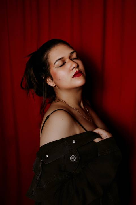 ensaio feminino porão estúdio fotos profissionais underground batom vermelho preto e branco renata bridges photo bom despacho'