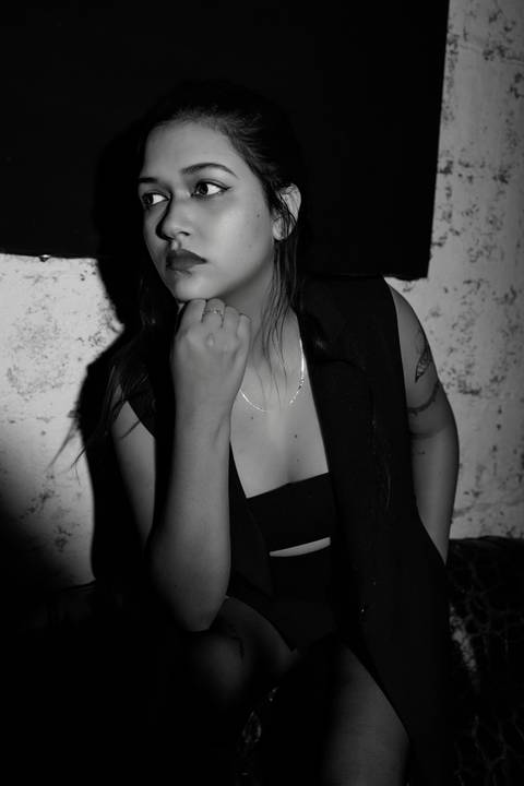 ensaio feminino porão estúdio fotos profissionais underground batom vermelho preto e branco renata bridges photo bom despacho'