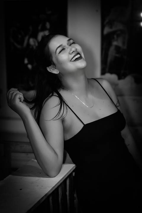 ensaio feminino porão estúdio fotos profissionais underground batom vermelho preto e branco renata bridges photo bom despacho'