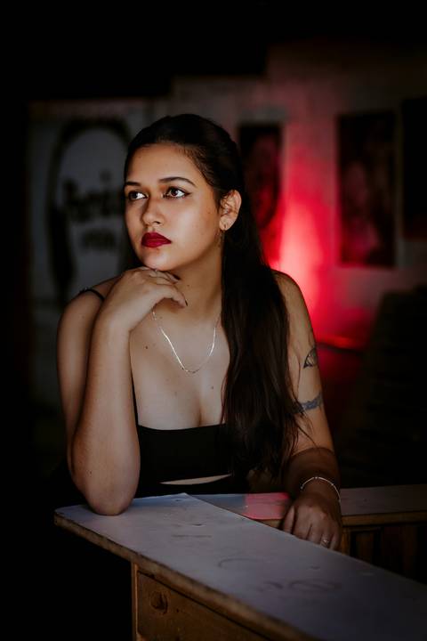 ensaio feminino porão estúdio fotos profissionais underground batom vermelho preto e branco renata bridges photo bom despacho'