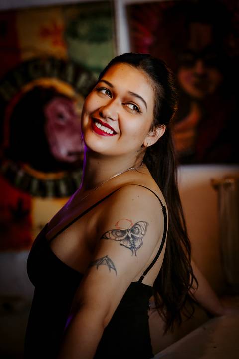 ensaio feminino porão estúdio fotos profissionais underground batom vermelho preto e branco renata bridges photo bom despacho'