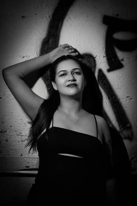 ensaio feminino porão estúdio fotos profissionais underground batom vermelho preto e branco renata bridges photo bom despacho'