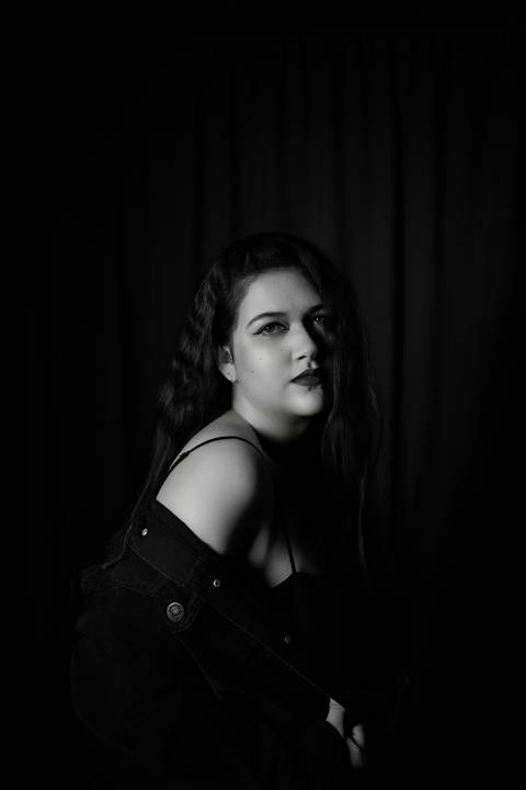 ensaio feminino porão estúdio fotos profissionais underground batom vermelho preto e branco renata bridges photo bom despacho'