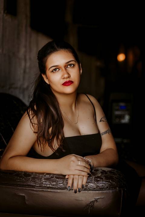 ensaio feminino porão estúdio fotos profissionais underground batom vermelho preto e branco renata bridges photo bom despacho'