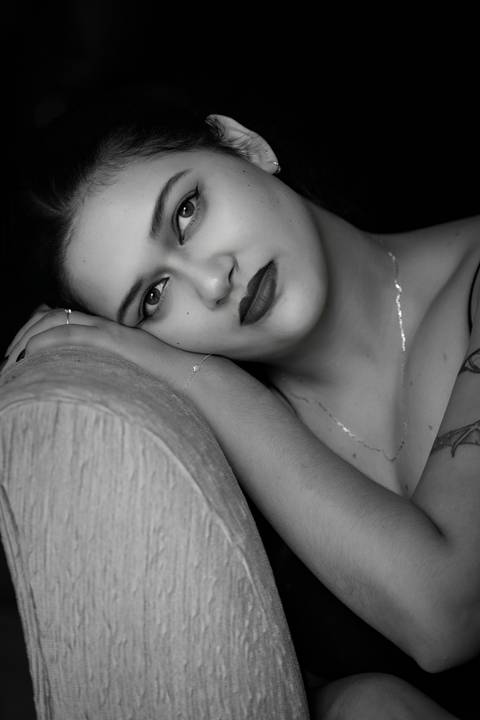 ensaio feminino porão estúdio fotos profissionais underground batom vermelho preto e branco renata bridges photo bom despacho'