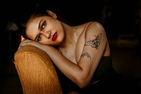 ensaio feminino porão estúdio fotos profissionais underground batom vermelho preto e branco renata bridges photo bom despacho'