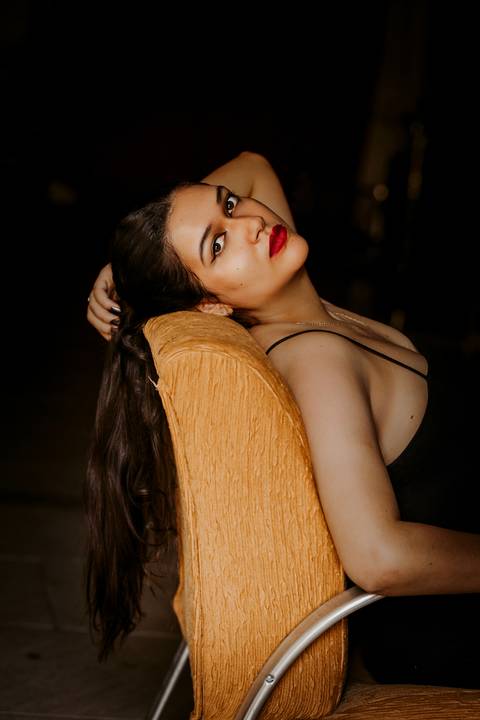 ensaio feminino porão estúdio fotos profissionais underground batom vermelho preto e branco renata bridges photo bom despacho'