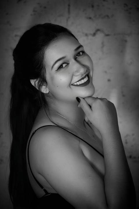 ensaio feminino porão estúdio fotos profissionais underground batom vermelho preto e branco renata bridges photo bom despacho'