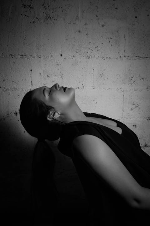 ensaio feminino porão estúdio fotos profissionais underground batom vermelho preto e branco renata bridges photo bom despacho'