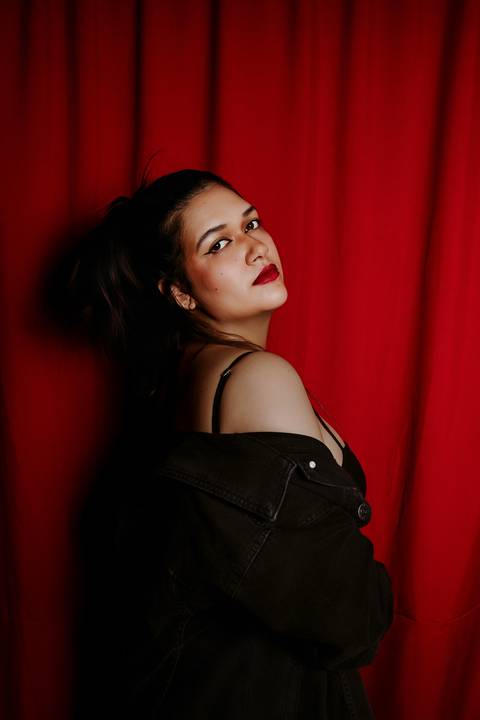 ensaio feminino porão estúdio fotos profissionais underground batom vermelho preto e branco renata bridges photo bom despacho'