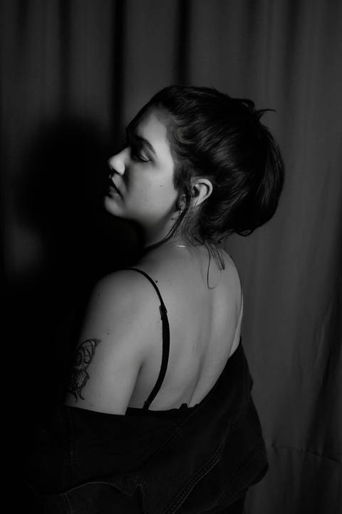 ensaio feminino porão estúdio fotos profissionais underground batom vermelho preto e branco renata bridges photo bom despacho'