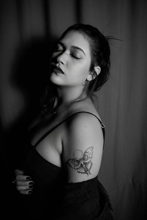 ensaio feminino porão estúdio fotos profissionais underground batom vermelho preto e branco renata bridges photo bom despacho'