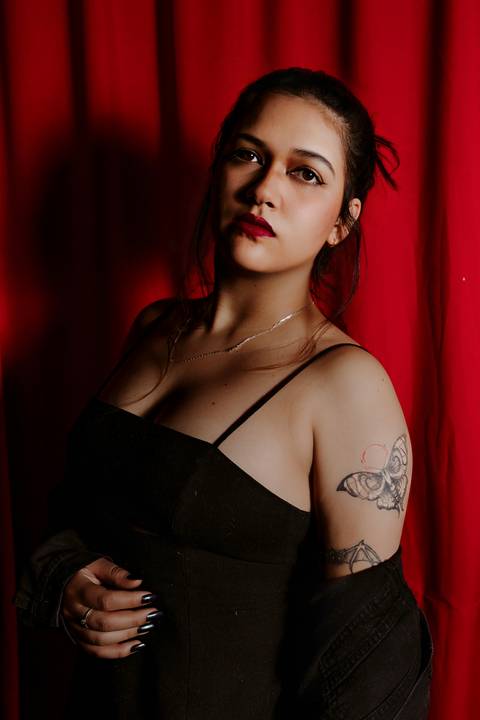 ensaio feminino porão estúdio fotos profissionais underground batom vermelho preto e branco renata bridges photo bom despacho'