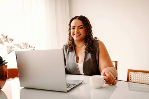 ensaio de marca pessoal. bom despacho. renata bridges photo. ensaio na casa da cliente. advogada. fotos em casa.'