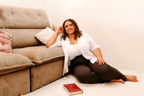 ensaio de marca pessoal. bom despacho. renata bridges photo. ensaio na casa da cliente. advogada. fotos em casa.'