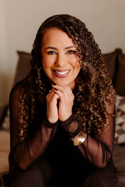 ensaio em casa fotos corporativas bom despacho renata bridges blazer marrom blusa branca cabelo cacheado make dia xícara branca computador quarto notebook look preto'