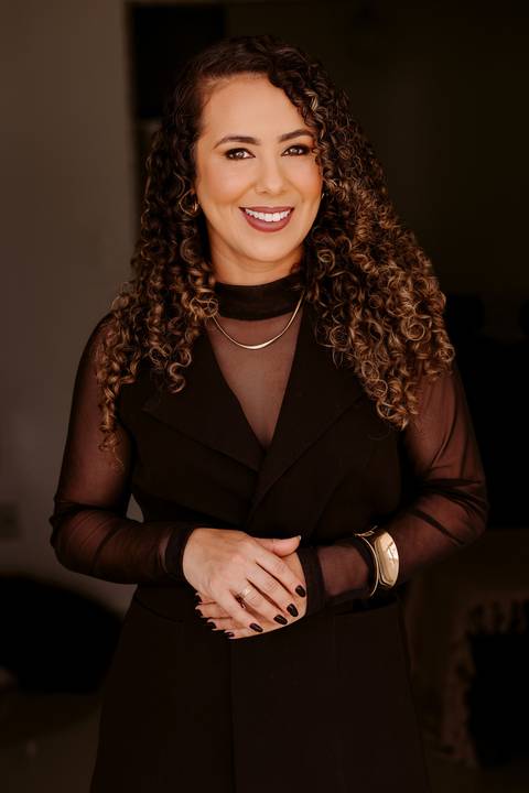 ensaio em casa fotos corporativas bom despacho renata bridges blazer marrom blusa branca cabelo cacheado make dia xícara branca computador quarto notebook look preto'