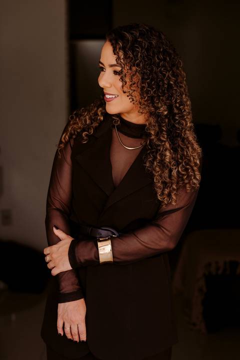 ensaio em casa fotos corporativas bom despacho renata bridges blazer marrom blusa branca cabelo cacheado make dia xícara branca computador quarto notebook look preto'