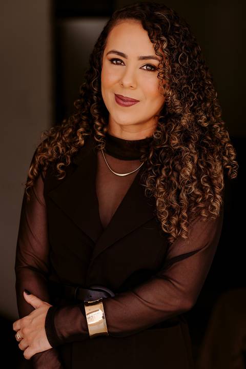 ensaio em casa fotos corporativas bom despacho renata bridges blazer marrom blusa branca cabelo cacheado make dia xícara branca computador quarto notebook look preto'