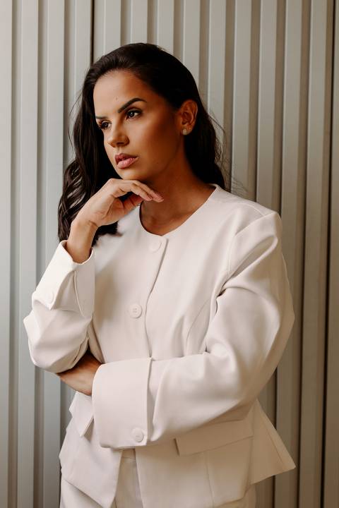 Ensaio marca pessoal bom despacho corporativo roupa preta terninho em casa renata bridges photo bd mg'