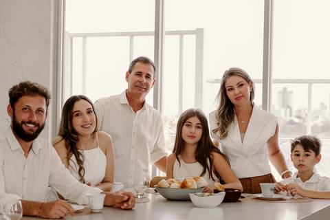 Ensaio de Família Bom Despacho Renata Bridges Photo tom bege pastel árvore de natal filhos família cachorro cunhada irmãos'