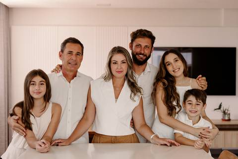 Ensaio de Família Bom Despacho Renata Bridges Photo tom bege pastel árvore de natal filhos família cachorro cunhada irmãos'