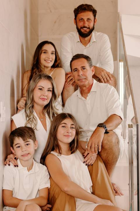 Ensaio de Família Bom Despacho Renata Bridges Photo tom bege pastel árvore de natal filhos família cachorro cunhada irmãos'