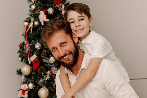 Ensaio de Família Bom Despacho Renata Bridges Photo tom bege pastel árvore de natal filhos família cachorro cunhada irmãos'