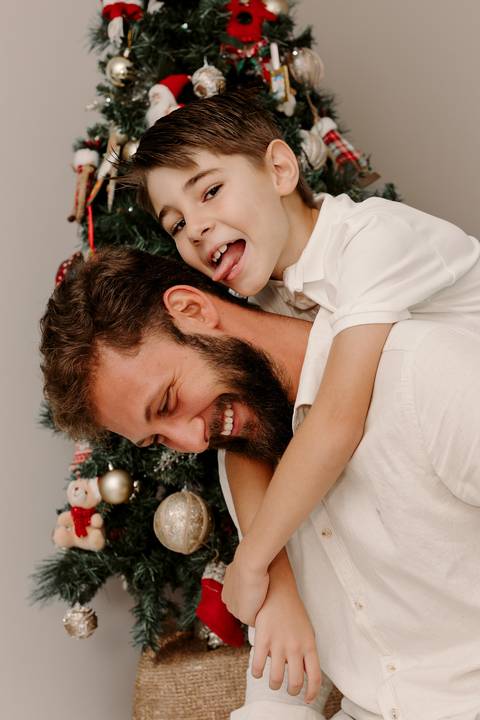 Ensaio de Família Bom Despacho Renata Bridges Photo tom bege pastel árvore de natal filhos família cachorro cunhada irmãos'