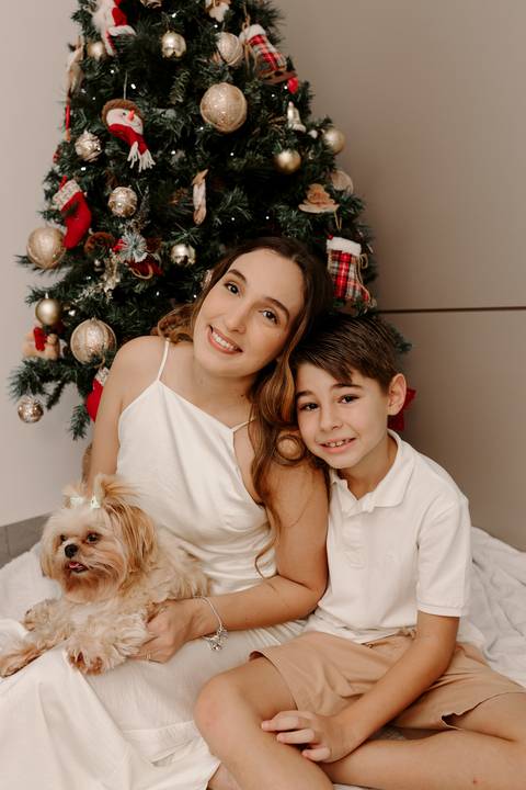 Ensaio de Família Bom Despacho Renata Bridges Photo tom bege pastel árvore de natal filhos família cachorro cunhada irmãos'