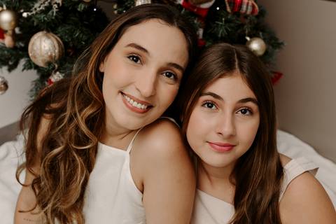 Ensaio de Família Bom Despacho Renata Bridges Photo tom bege pastel árvore de natal filhos família cachorro cunhada irmãos'