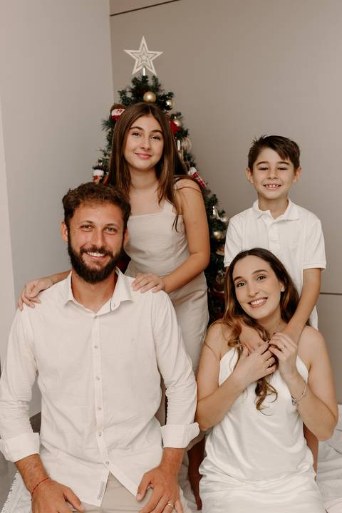 Ensaio de Família Bom Despacho Renata Bridges Photo tom bege pastel árvore de natal filhos família cachorro cunhada irmãos'